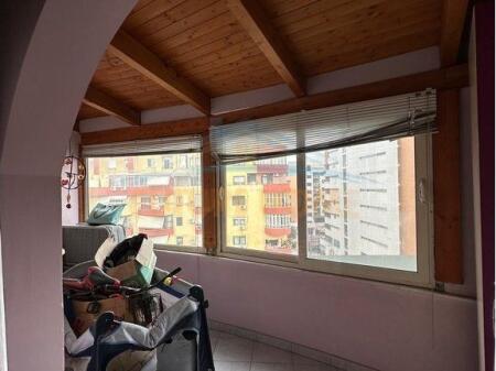 Disponojme apartament per shitje ne Kompleksin Molla ne zonen e Unazes se Re.