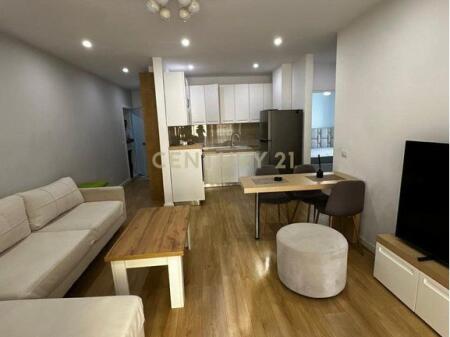 Jepet me qira apartament luksoz 2+1+2+2 poste parkimi – pranë Hotel Radisson, Liqeni i Thatë 800 € /Muaj