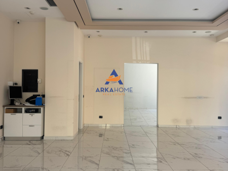 NEGOZIO IN AFFITTO 110M2 "CENTRO, VICINO ALLA BANCA RAIFFEISEN" 2.750 EURO