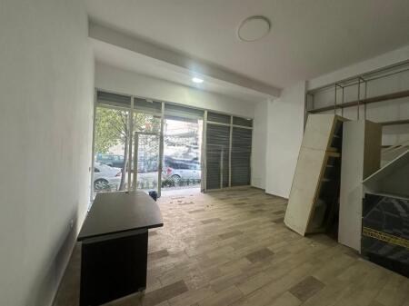 DISPONIAMO DI UN LOCALE COMMERCIALE IN VENDITA A ASTIR! 80.000 €