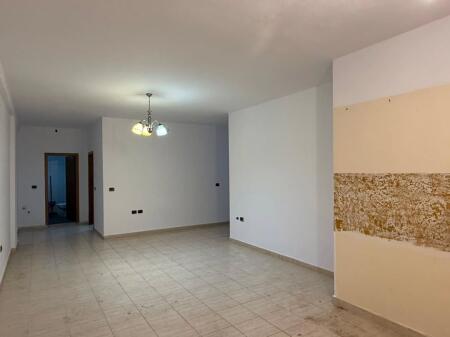 Shitet apartament 3+1  Mbikalimi i Komunës së Parisit