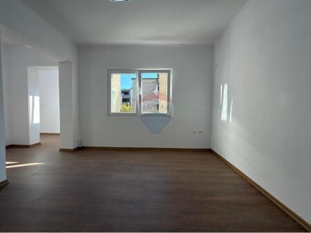 Apartament 2+1 per shitje ne zonen e Xhamllikut!