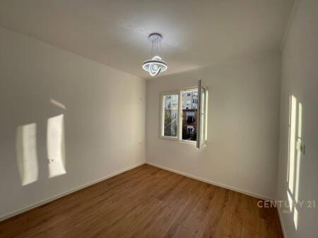 Shitet apartament 2+1 – Rruga Mine Peza, Tiranë