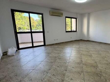 Ufficio in affitto vicino allo Stadio Air Albania! 1.000 € /Mese