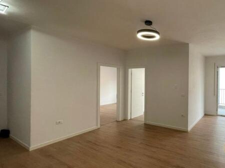 SHITET APARTAMENT 2+1 ME POST PARKIMI NE ASTIR