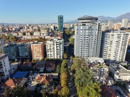 Spazio Commerciale in Affitto – Bllok, Tirana