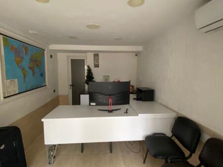 Locale commerciale in affitto in Rruga e Durrësit di fronte all'hotel Colosseo.!

