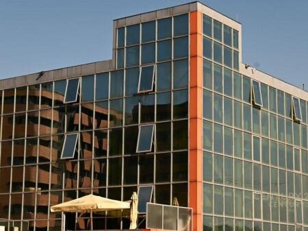 Business building for rent in the New Ring!