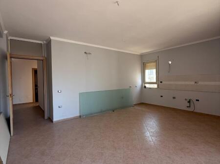 Shitet apartament 2+1 te Liqeni i Thate prane "Radison Hotel".