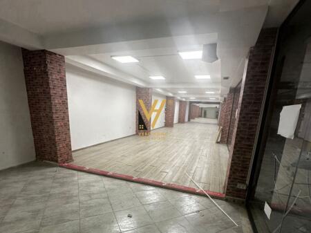 LOCALE COMMERCIALE 150 M2 IN AFFITTO A JOENA, 21 DHJETORI 700 EURO