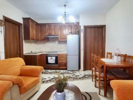  AFFITTO Appartamento 2+1 Con Garage  Presso la Procura, Tirana  Via "Mine Peza"     Nuova Costruzione  🪜 4° Piano (Con Ascensore)   Completamente Arredato   Include Garage Personale    Prezzo 75.000 Lek / Mese