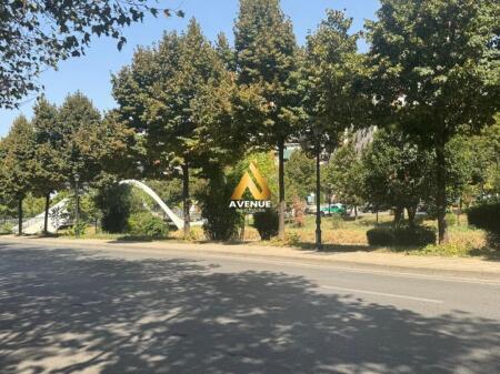  LOCALE COMMERCIALE IN AFFITTO – Viale Bajram Curri, di fronte a Delijorgji  