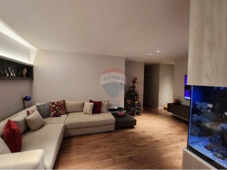 Shitet Apartament 2+1 +2 tek Pazari i Ri