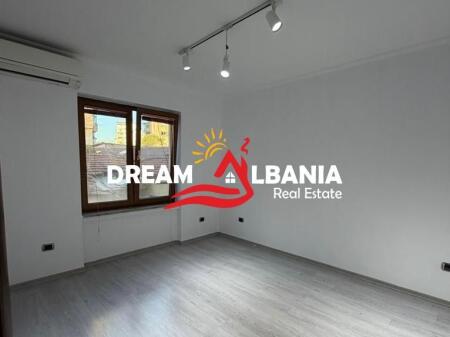 Spazio Ufficio ( Ap 2+1 ) in affitto in Via Durres (ID 42611346)