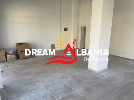 Locale commerciale in affitto in Rr.Dibres vicino all'ospedale Nene Tereza (ID 42711046)