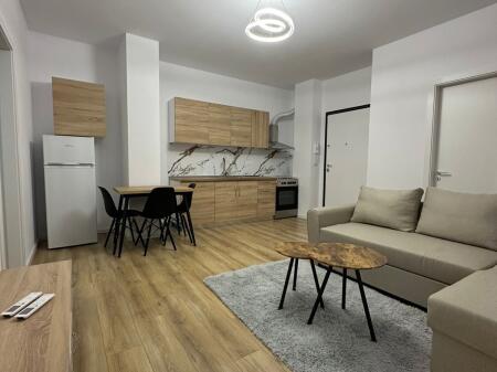 1+1,appena arredato,nuovo edificio vicino alla scuola rossa,550 euro