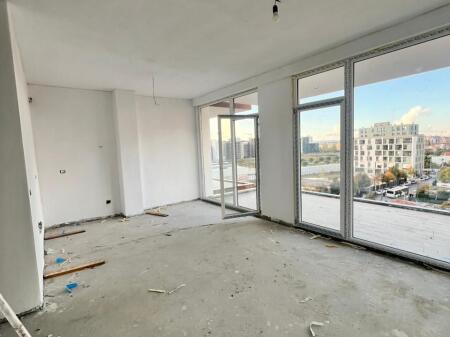 Shitet apartament 2+1 midis Bulevardi i Ri edhe Rruges Siri Kodra