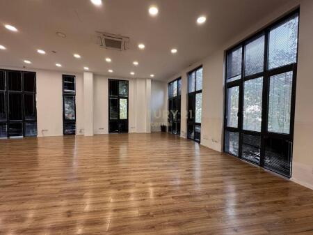Locale Commerciale / Ufficio in affitto presso 'Park Gate', Via Elbasani 3.000 € /Mese Superficie Totale 160m2