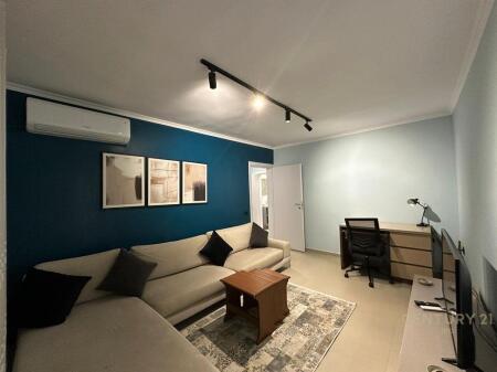 Apartament 1+1 me mundësi konvertimi në 2+1, pranë Lulishtes “1 Maji” – përballë Ish-Ekspozitës