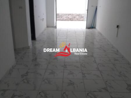 Jepet ambjent me qera tek rruga e Dibres, prane Fakultetit te Mjekesise ( 42711008)
