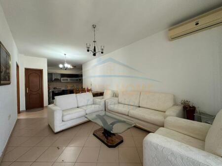 Shitet, Apartament 2+1+2, Pazari i Ri, Tiranë.