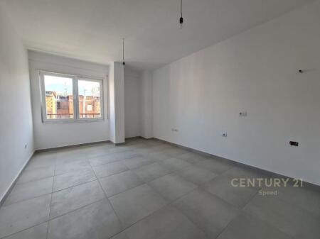 VENDIAMO APPARTAMENTO 1+1 CON PARCHEGGIO INCLUSO – VICINO AL NUOVO MERCATO, TIRANA 185.000 €