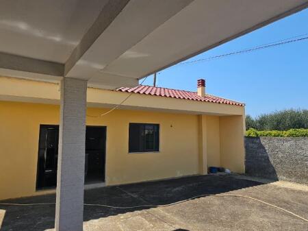  Shiten 2 shtëpi private + tokë kodrinore 9,000 m² ne Maskuri pranë Pjezës