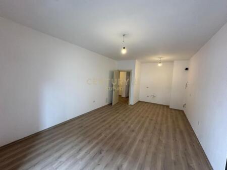Shitet apartament 2+1+2+ Post Parkimi ne zonen e Kinostudios