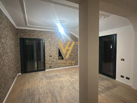 VENDESI IMMOBILE COMMERCIALE 456 M2 IN AFFITTO IN VIA EDUARD MANO 3.500 EURO