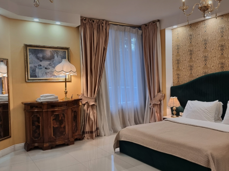  Super Lokacion në Zemër të Bllokut!  Shitet apartament unik, i ndarë në 3 garsoniere + verandël