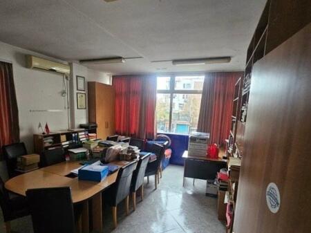 via Bardhyl locale commerciale in affitto 190 m² 1.400 €