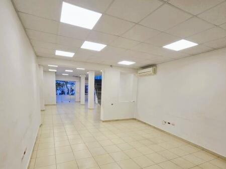 LOCALE COMMERCIALE IN AFFITTO 290 M2 MYSLYM SHYRI 4.200 EURO