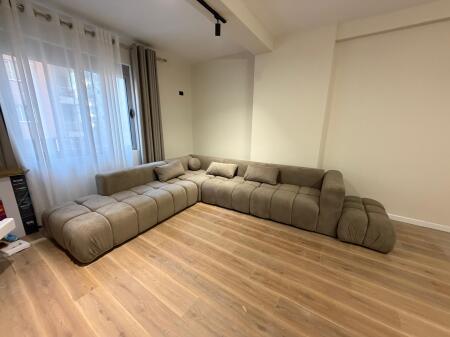 Shitet apartament 2+1+2  Misto Mame, pallatet Çabej – rruga Thoma Koxhaj  101 m² | Kati 2 me ashensor  Me hipotekë – mundësi blerje me kredi   Full i mobiluar, i pabanuar më parë  Orientim Perëndim  Korridor shpërndarës 🩳 Ballkon që lidh të gjitha ambientet   Çmimi: 16,000,000 lekë