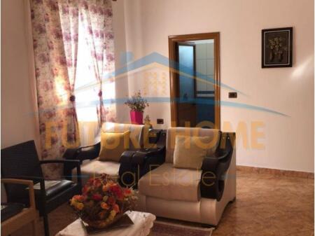 In vendita, villa su 2 piani all'Istituto, Tirana