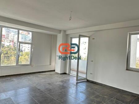Tek Liqeni I Thate, Shitet Apartament 2+1 Me Planimetri, Orientim Dhe Lokacion Perfekt !!