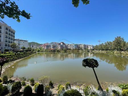 Shitet apartament 2+1+2+2 poste parkimi tek Liqeni i Thate