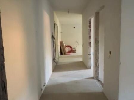 Shitet Apartament 2+1+2 pranë rrethit të Shkozës