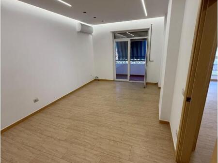 Locale per ufficio in Via Kavaja. 750 € /Mese