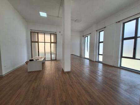 AMBJENT KOMERCIAL PER SHITJE NE XHAMLLIK. (217M2) 450,000 €