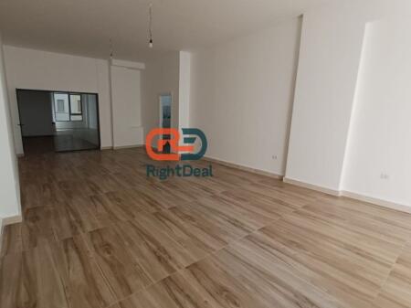 Presso Donika Center, Affittasi Unità Commerciale Con Planimetria Regolare, In Complesso Di Alta Qualità!!!