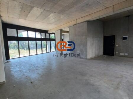 Presso River Residence, Si Affitta Unità Commerciale, Con Pianta Regolare E Facciata In Vetro!!!