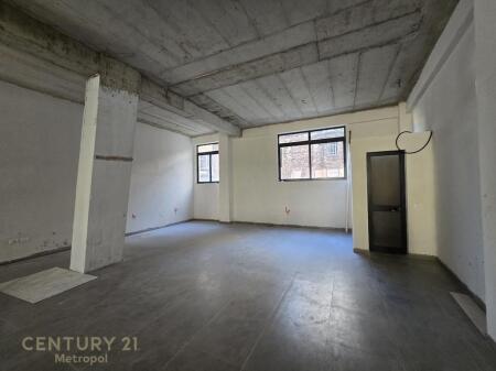 Unità di servizio / locale commerciale in affitto - vicino al Nuovo Bazaar 1.500 € /Mese