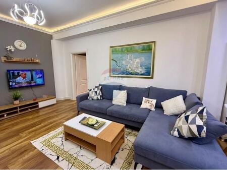 APARTAMENT 1+1 PËR QIRA, BLLOKU, TIRANË 📍 Rruga Margarita Tutulani Në një nga zonat më të kërkuara dhe dinamike të kryeqytetit, ofrohet për qira një apartament 1+1  🏠 Përshkrimi i Apartamentit: Apartamenti ndodhet në kati e 4-të të një pallati pa ashensor. Ka një sipërfaqe prej 70 m² dhe organizohet në mënyrë funksionale: Ambient ndenjeje dhe gatimi bashkë me dalje në ballkon të mbyllur, Një dhomë gjumi komode të madhe dhe mobilim bashkëkohor; Një tualet modern, i pajisur me pajisje sanitare cilësore.  💰 Çmimi: 75,000 lekë/muaj  📋 Kushtet e qirasë: 3 parapagime total ( 1 muaj +2 garanci ) Preferohen klientë(por te zgjedhur)🌍 Nuk lejohen kafshët shtëpiake 🐾 Jo duhan