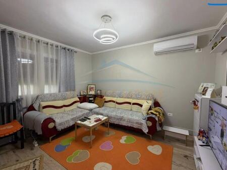 Shitet Apartament 2+1 – Ali Demi, pranë fushës