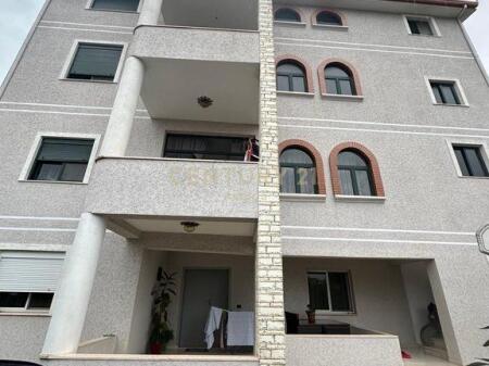 Vile për shitje ne Kinostudios, afër Unazës së Madhe – Investoni në komoditet dhe privatësi.