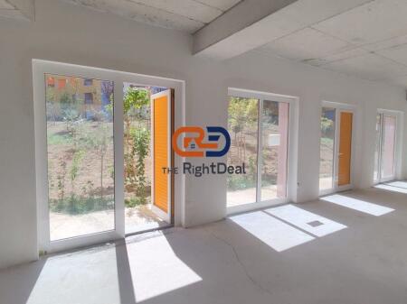 A Ali Dem, Al Complesso Mangalem 21, Negozio In Vendita Con Prezzo Occasione Perfetto Per Investimento!!