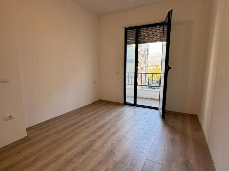 Shitet apartament 2+1+Parkim në Kinostudio!