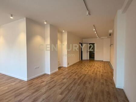 Locale commerciale a Myslym Shyr, vicino alla scuola Arben Broci. 550 € /Mese