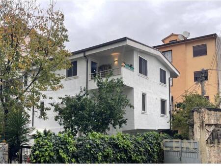 VILLA IN AFFITTO VICINO ALLA STRADA MUHAMET GJOLLESHA – OPPORTUNITÀ IDEALE PER AFFARI