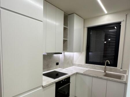 Rruga e Durrësit, shitet apartament 1+1!